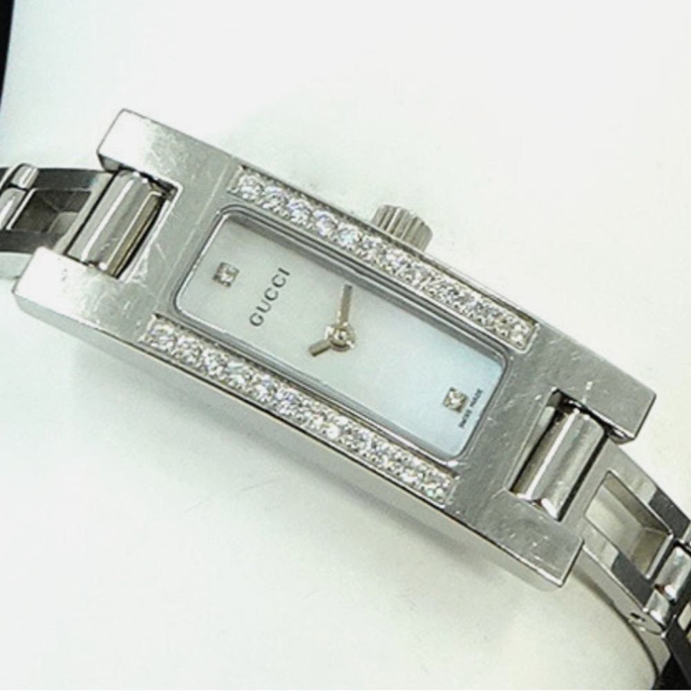 Gucci Slim Timepieces 3900L  Women's Silver  Watch .